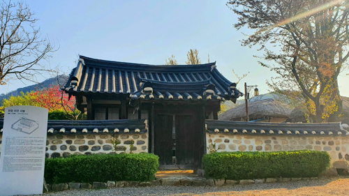 외암이간의 묘소와 신도비